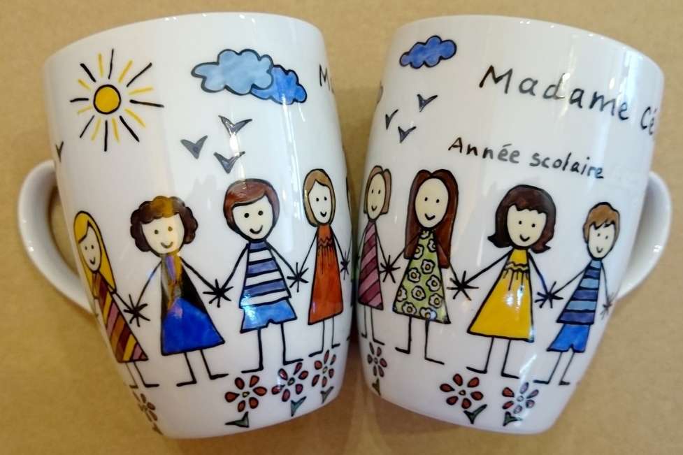 Mugs en porcelaine personnalisés par une farandole d'enfants